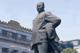 解放军战士入沪不入户，睡在大街上不打扰百姓，上海百姓：泪目了图片
