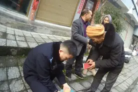 湖北建始：八旬老人不慎丢失养老钱 民警三十分钟快速找回图片