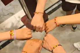 黄金真没代沟...桌上人均一条黄金手绳手串，主打一个聚米旺自己图片