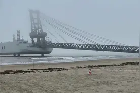 抢滩巨无霸一靠岸，坦克源源不断冲出，宣告台岛所有海岸不设防图片
