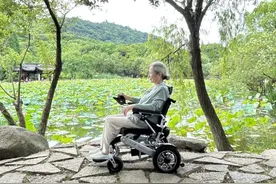 轻便又实惠！这3款老人电动轮椅小巧便携，折叠后竟还可箱式拖行图片