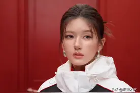 赵露思代言照又变脸了！笑容脸僵眼睛睁不开，网友呼吁别再医美了图片
