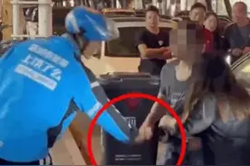 越来越大！男人行凶女人抱住男人，外卖小哥街头“夺斧”上热搜！图片