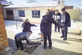 加装移动坡道 让残疾人出行有保障图片