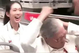 78岁霍震霆坐巴士巡游风太大，一路狂梳头 江旻憓 评论区笑不活图片