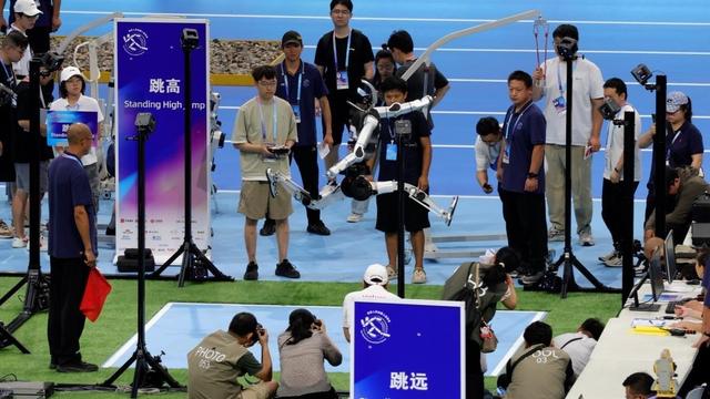 机器人一跳7.97米：热闹在赛场，真正的较量在产业深处