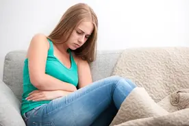 女子腹部痒，医生用镊子夹出16只阴虱！原来阴虱有3个传播途径图片