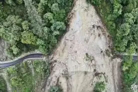 独龙江公路全线进行临时性全封闭交通管制图片