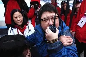 “藏”了三十年，韩红父亲原来是家喻户晓的他，难怪都不敢得罪她图片