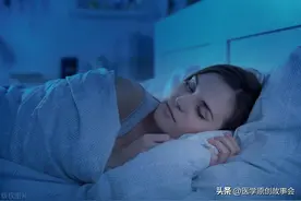 睡觉时，突然出现脚踩空，身体还抖一下，到底是怎么回事？图片