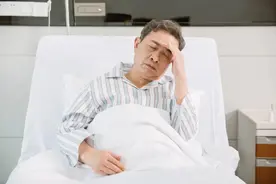 67岁男子午睡后突发脑梗！从不抽烟喝酒，医生叹气：2件事做多了图片