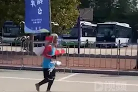 老爷爷光脚参加马拉松比赛#，路人：这么大年纪还坚持，感觉很难得图片