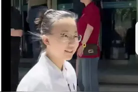 淡定女学霸张雨欣：考场外的意外走红，实力与颜值并存！图片