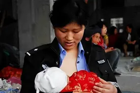 汶川地震中警察妈妈，废墟中哺乳9婴，现在如何了图片