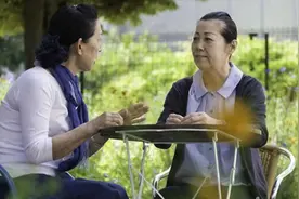 52岁阿姨坚持早上空腹喝一杯白开水，3个月后，身体变化意想不到图片