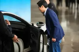 买小米su7，身价百亿雷军亲自给开门是种什么样的体验？图片