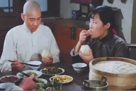 《骆驼祥子》：有酒有肉有烧饼，百年前老北京的高等车夫吃什么？图片
