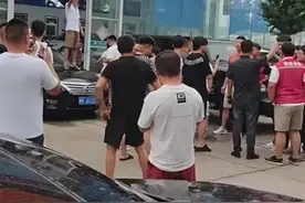 火遍全网！潍坊二手车商上演“全武行”，行业乱象引发热议图片