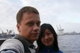 山东姑娘国外留学，嫁德国博士老公，生女儿老公送她200万保险图片