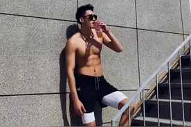 他曾是国家一级运动员，颜值与身材兼备，如今却变成面瘫图片
