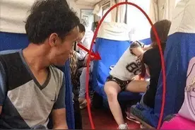 女子穿短裤坐火车姿势不雅，大叔一直目不转睛，网友：不害臊！图片