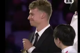 笑死了，莎莎在闭幕式上看帅哥口水，网友：再看头哥要生气了图片