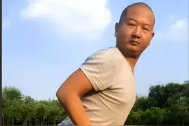 跪地吃猪食、目不识丁、一肚子草包！是谁捧红了这些“跳梁小丑”图片