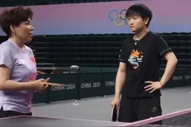 国乒新鲜事：莎莎训练馆抡拍子霸气 曼昱最认真 头哥经典重现！图片