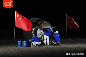 神舟十八号返回地球，航天员明明看起来健康，为何出舱时要抬着走图片