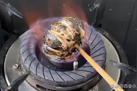 大蒜放火上简单烤一烤，就服老一辈的传统做法，看完视频涨知识了图片