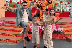 王雷一家新加坡过节，大儿子敦实二儿子帅气，一家穿大花衣超喜庆图片