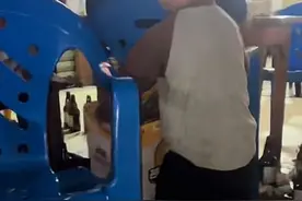 暖心！南宁一3岁男孩凌晨在烧烤店帮父母分担工作，收酒瓶、搬纸箱、清桌子图片