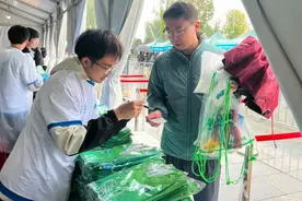1500余名志愿者为马拉松赛事添彩图片