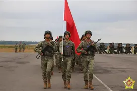解放军精锐开进白俄，乌克兰察觉不对劲，第一时间从乌白边境撤军图片