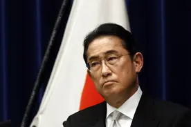 货币战争打响？美挥舞镰刀，亚洲多国告急，中国猛抛美债增持黄金图片