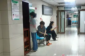 记者帮问丨医院检查结果当天没出来 第二天复诊要重新付费挂号吗？图片