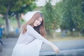 女孩子看起来外表美丽，其实裤袜已经掉到大腿根了！哈哈哈图片