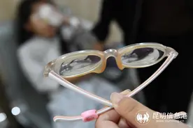 8岁女童双眼近视飙千度！后巩膜加固手术助其控制“失控”的近视发展图片