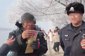 重庆女游客敲诈一事反转，网暴者和吉林周姓警官欠女游客一个道歉图片
