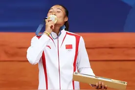 郑钦文的虎爸：曾是田径运动员，为女儿狠砸2000万，卖房子跪教练图片