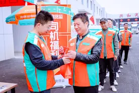 滴滴货运郑州举办中秋福利站，为货运司机送月饼图片