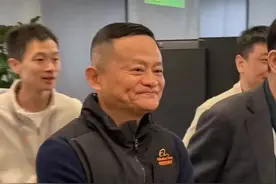 马云空降杭州公司！穿黑色冲锋衣红光满面，员工们见到他反应亮了图片