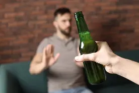 宿醉后恶心呕吐、头痛？人体自带解酒药，三个穴位能缓解不适图片