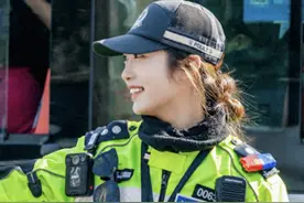 笑死了！杭州女交警因执法时的一句话，让评论区男性沦陷图片