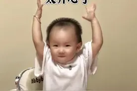 网友爆料黄一鸣女儿是爷爷认的，70岁的王建林想孙女了。图片