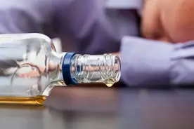 喝点红酒就头疼咋回事？新研究直指这个“抗衰老”成分图片