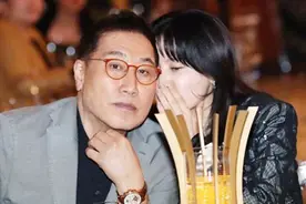 53岁李英爱和73岁富豪老公现身，夫妻打扮时尚牵手秀恩爱图片