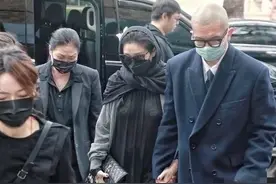 大S现身小S公公灵堂，穿透视装涂红指甲，身材臃肿被疑怀孕生子图片