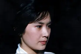 她是著名国家一级演员，享“正军级”待遇，如今65岁仍是单身图片