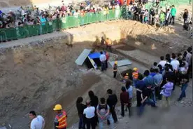 湖北一闹市区，考古队在地下7米处，挖出一匹战马，重量超过两吨图片